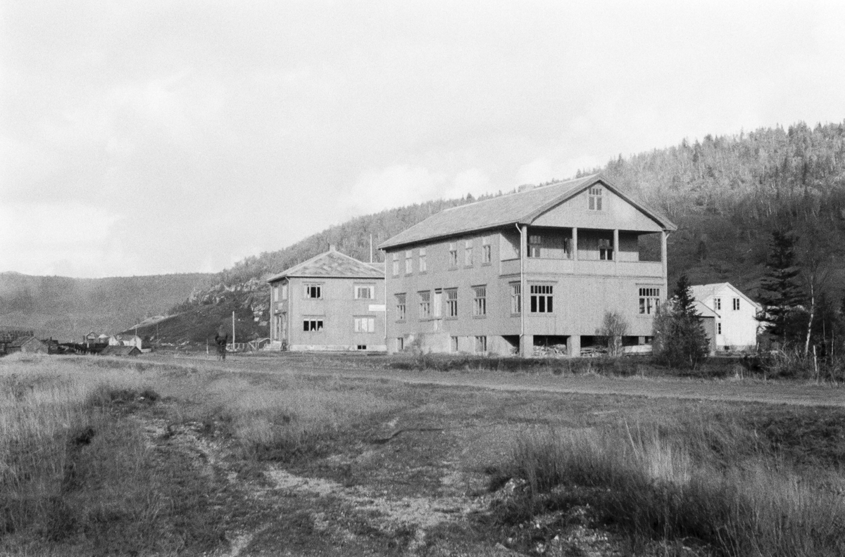 Fra venstre Vollanveien 13 og 15. Henholdsvis forretningen til T.A.Johnsen og Lyngengården Hotell.