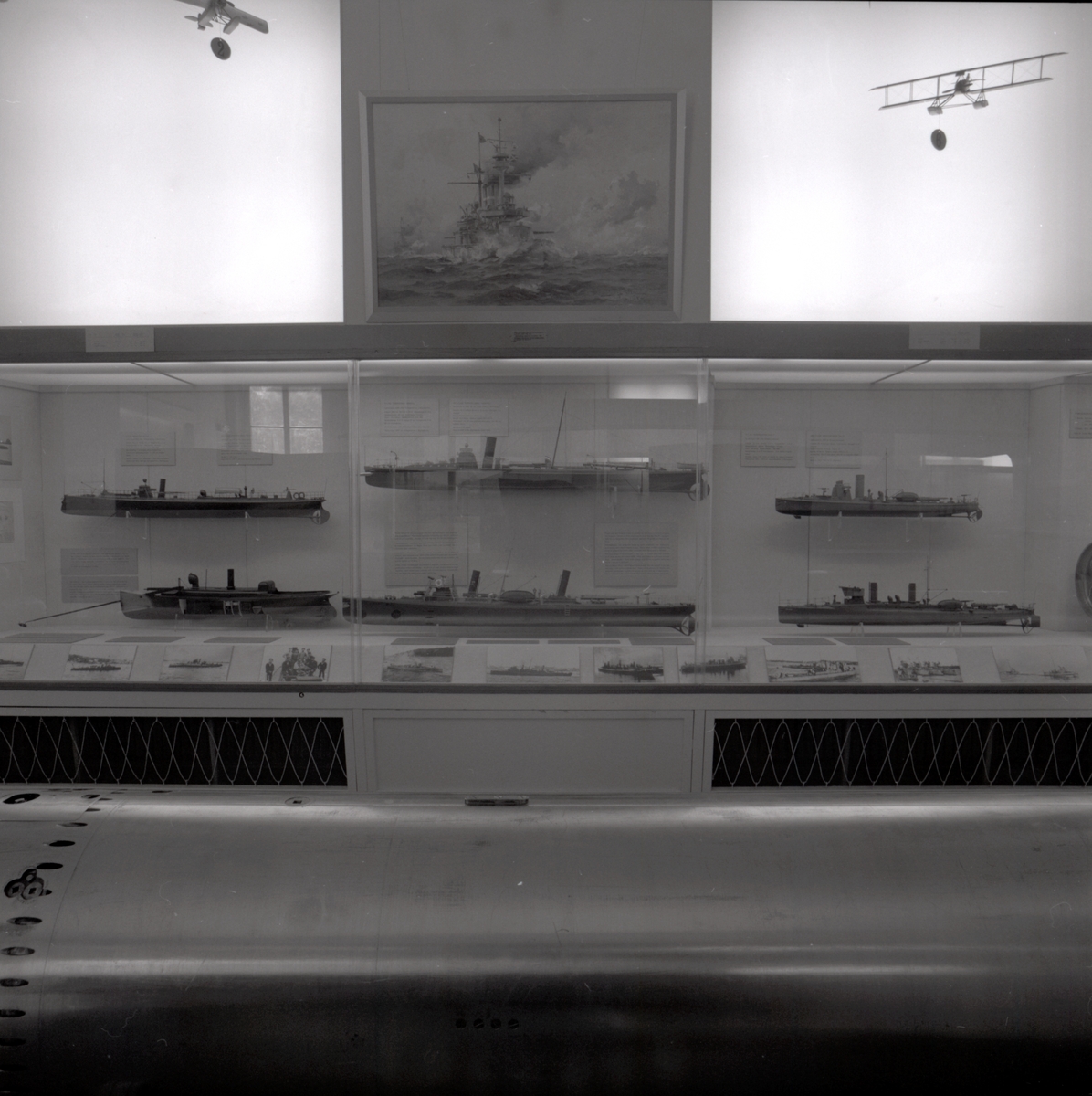 Marina utställningen innan ombyggnad till café. Del av utställningen med montrer längs väggen visande modeller av fartyg och flygplan.