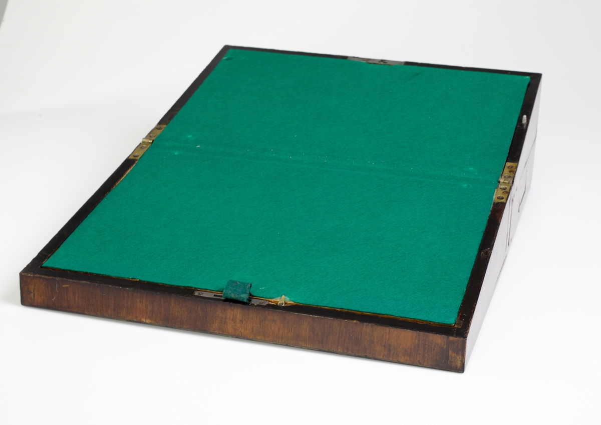 Kombinerat skriv- och sminkschatull. Tillverkat av trä med mahognyfanér och försett med många små fack. Skrivytan är klädd med grön filt.

Har enligt uppgift tillhört operasångerskan Christina Nilsson (1843-1921) .

Inskrivet i huvudkatalog 2015.