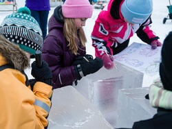 Barn lager isskulpturer