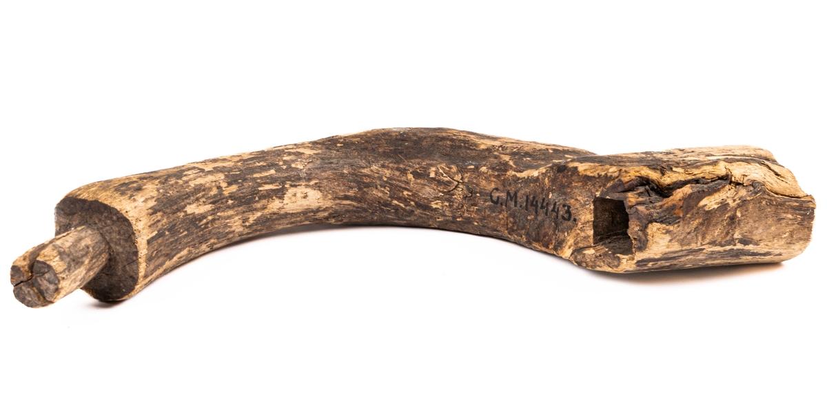 Borrsväng, fragment.
Av trä, defekt, borr saknas.
Märkt E T 1724.