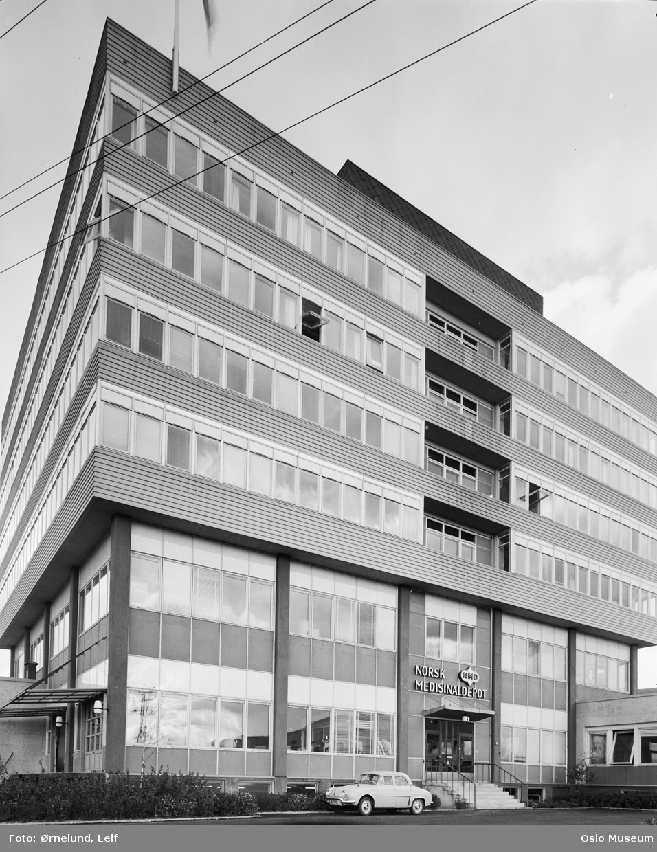 Norsk medisinaldepot, kontorbygning, bil