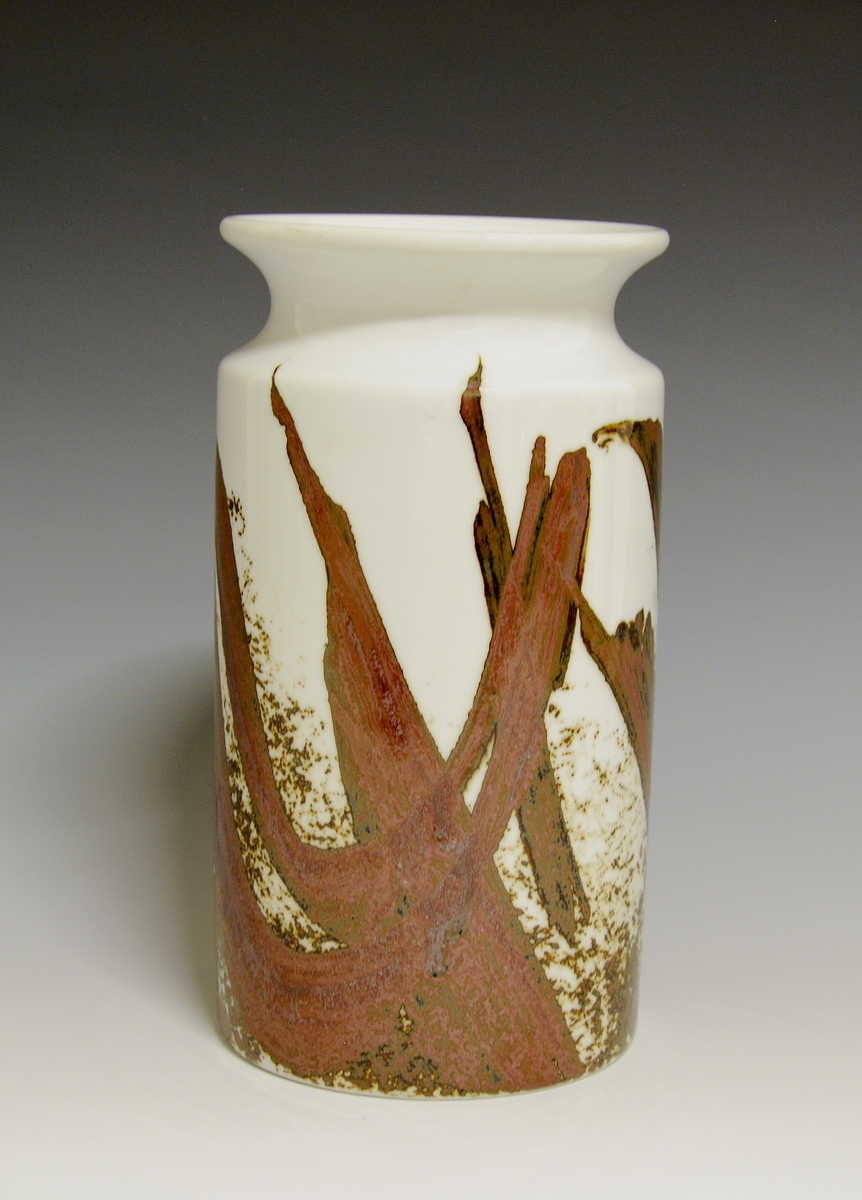 Vase i porselen. Brun non-figurativ dekor. 

Kunstner: Eystein Sandnes