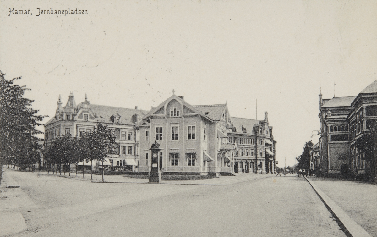 Postkort, Hamar, eksteriør av den første stasjonsbygningen på Hamar jernbanestasjon som ble flyttet hit til Jernbaneplassen i 1894,