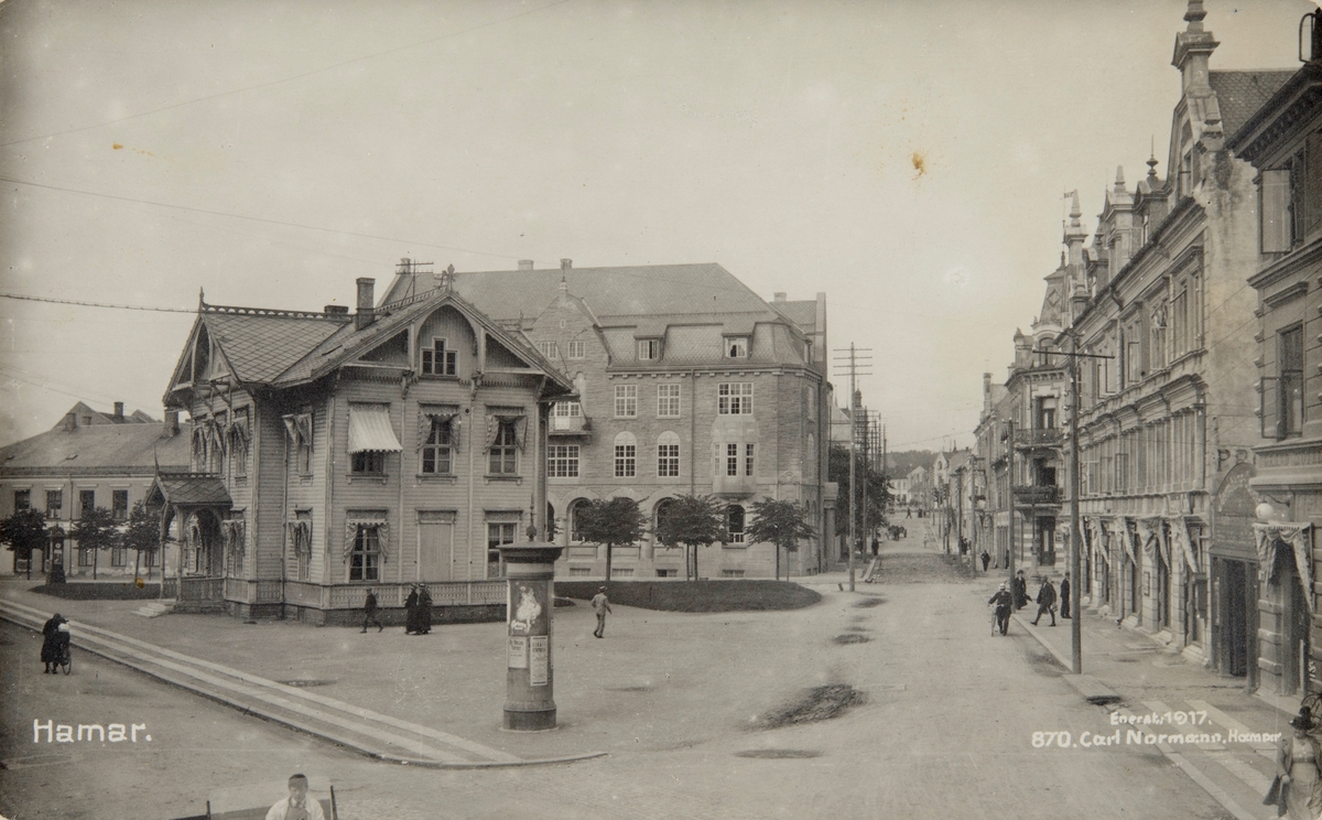 Postkort, Hamar, jernbaneplassen med Hamars første stasjonsbygning som ble tatt ned i 1925, Torggata 3,