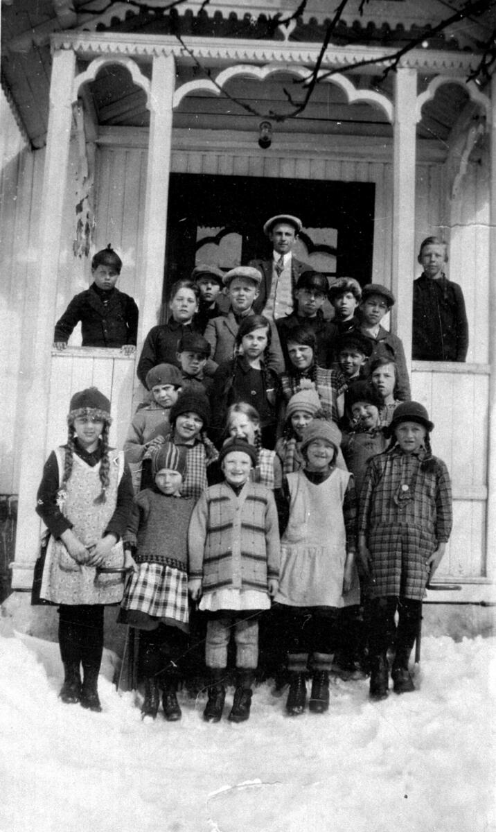 Skolebilde fra Kleven skole, elever, lærer Leif Anfinnsen, 1927, sveitserstil, inngangsparti, oppstilt gruppebilde