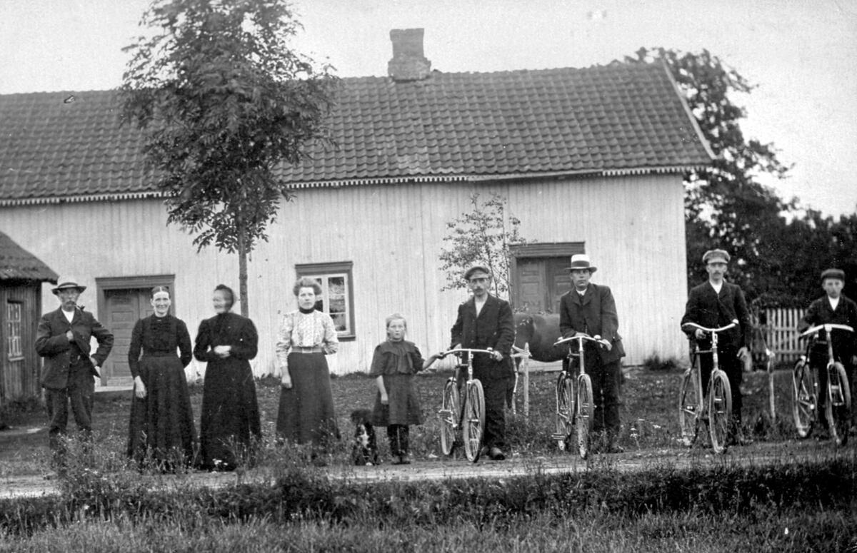 Folk på Nordre Huseby, foran framhuset på gården, sykler, oppstilt gruppebilde, familien Heimvik ?