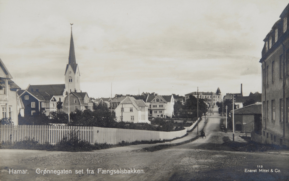 Postkort, Hamar, Grønnegata mot Midtbyen skole, gateparti med stakitt, sett fra Fengselsbakken,