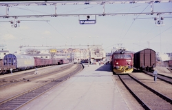 Elektrisk lokomotiv El 11 2147 med persontog på Kristiansand