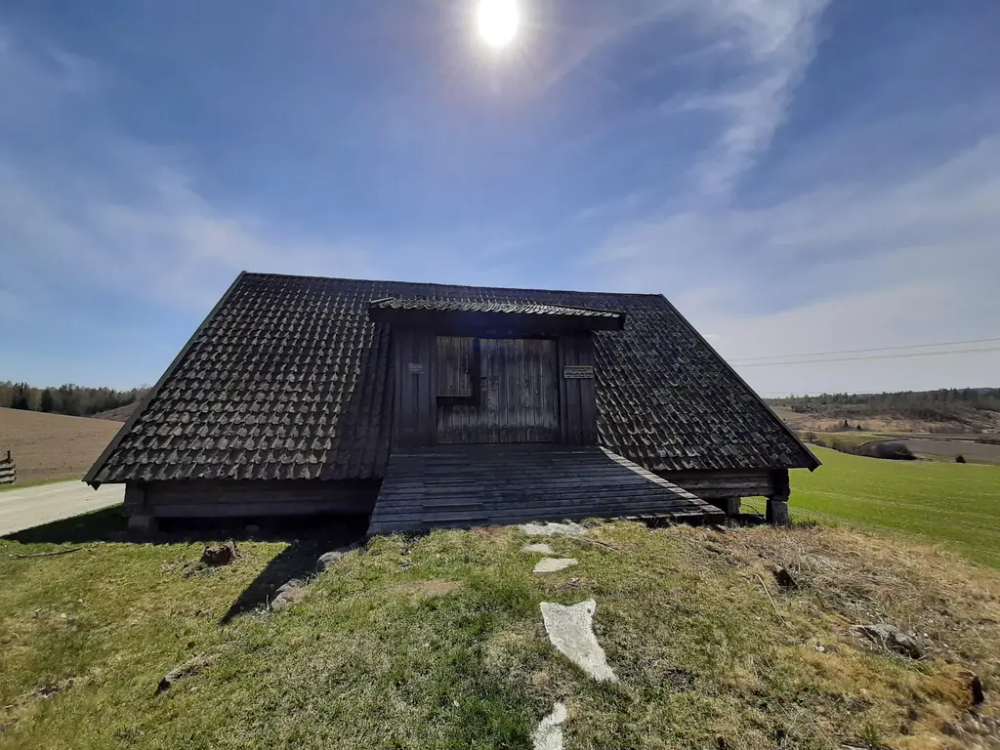 Bildet viser fremsiden av et hus.