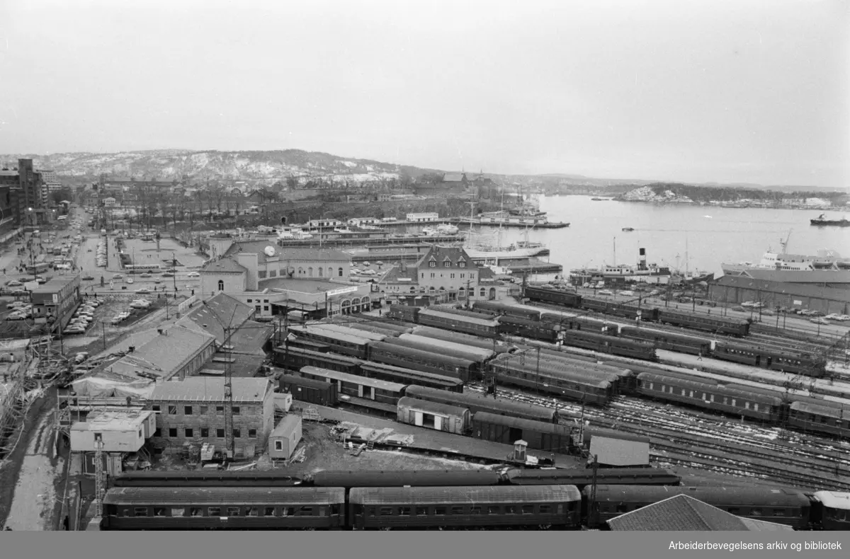 "Vestre Vikas nye ansikt er snart fullført". Området rundt Oslo havn, Vestbanetomta og Rådhusplassen. Mars 1971