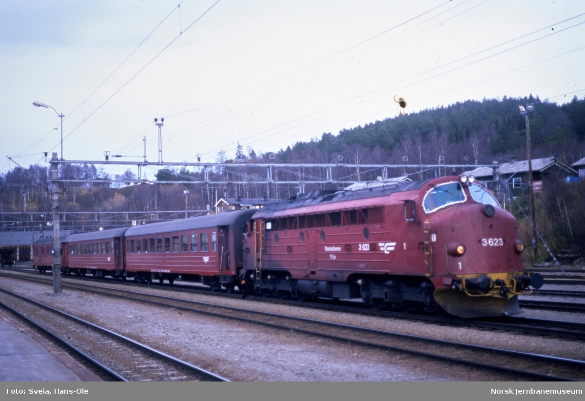 Diesellokomotiv Di 3 623 med persontog fra Åndalsnes på Dombås stasjon. Lokomotivet er merket Raumabanen 75 år