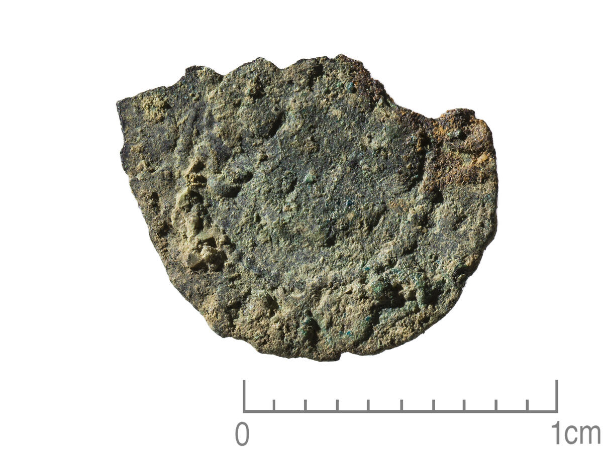 "Seks norske myntar og eit fragment av mynt (?) i bitar."  To fragmentar av ein kvartpenning slått i Oslo under hertug Håkon Magnusson (1284-99). (Mynt nr. 3) 