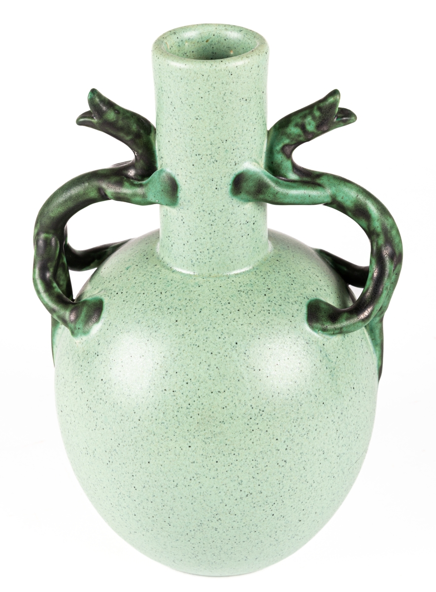Vas, Bo Fajans, formgivare Eva Jancke-Björk. Grönglaserad, två handtag i form av drakar. Modell: B 123/1, 884.
