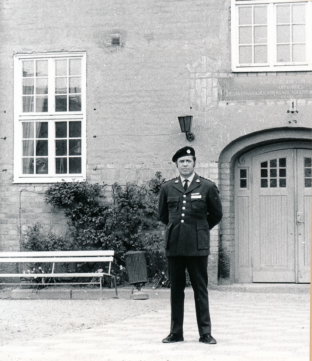 Regementets och försvarsområdets dag den 4 maj 1974

Bild. 1 Bataljonchefen överstelöjtnant Björn Bernroth i väntan på att ta emot bataljonen på kaserngården.

Bild 2-3 Kompanierna ställer upp för avlämning