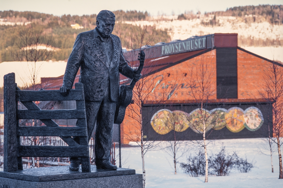 Ringsaker, Rudshøgda, det første Prøysenhuset 1997-2014, Sivert Donalis skulptur av Alf Prøysen med tittel: "Gjennom leet" ble avduket i 23. juli 1989 i anledning av at Prøysen ville ha fylt 75 år,