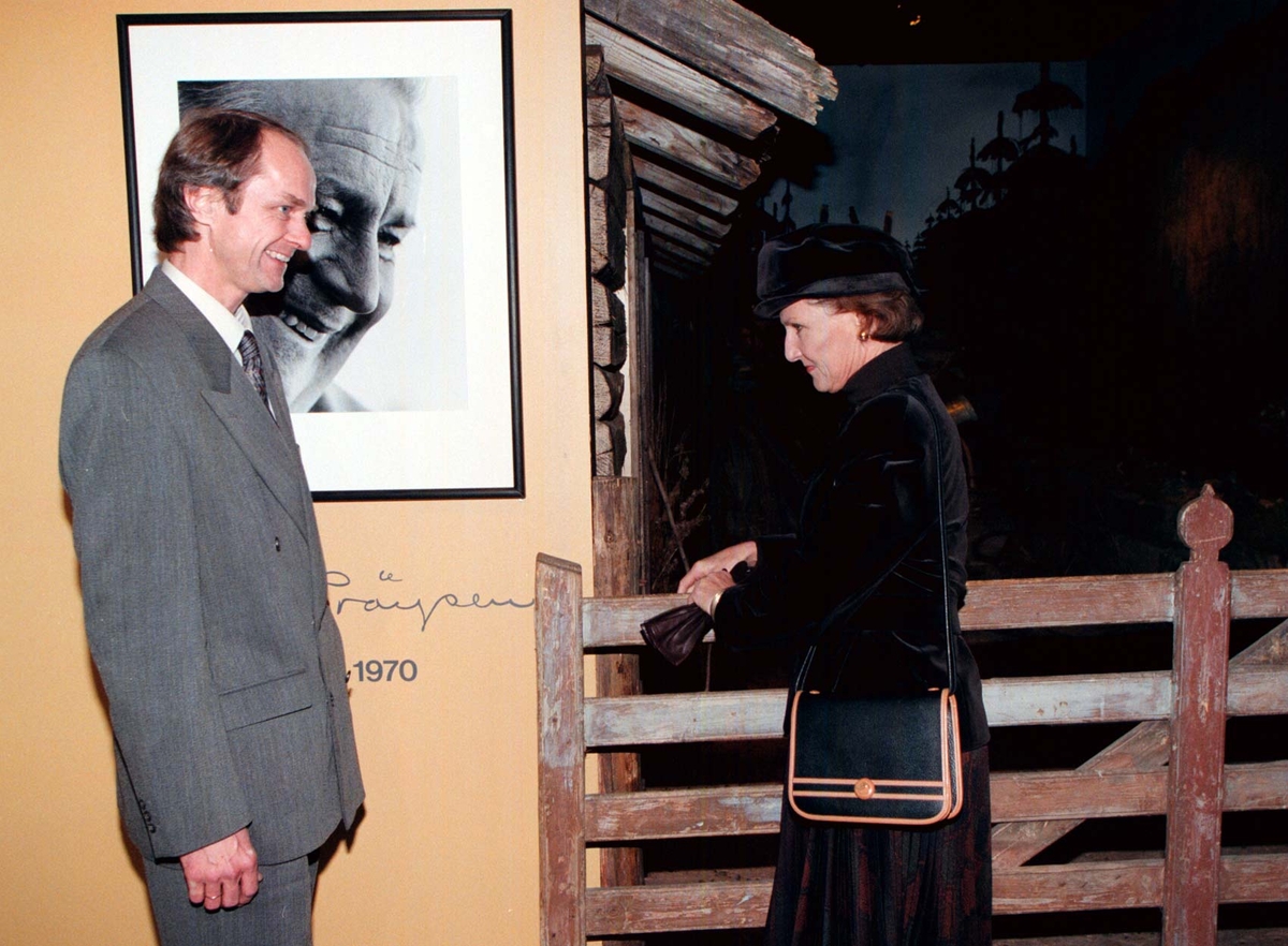 Ringsaker, Rudshøgda, det første Prøysenhuset 1997-2014, prosjektleder for utstillingen Jan Haug ønsker dronning Sonja velkommen, hun åpnet museet 28. november 1997,