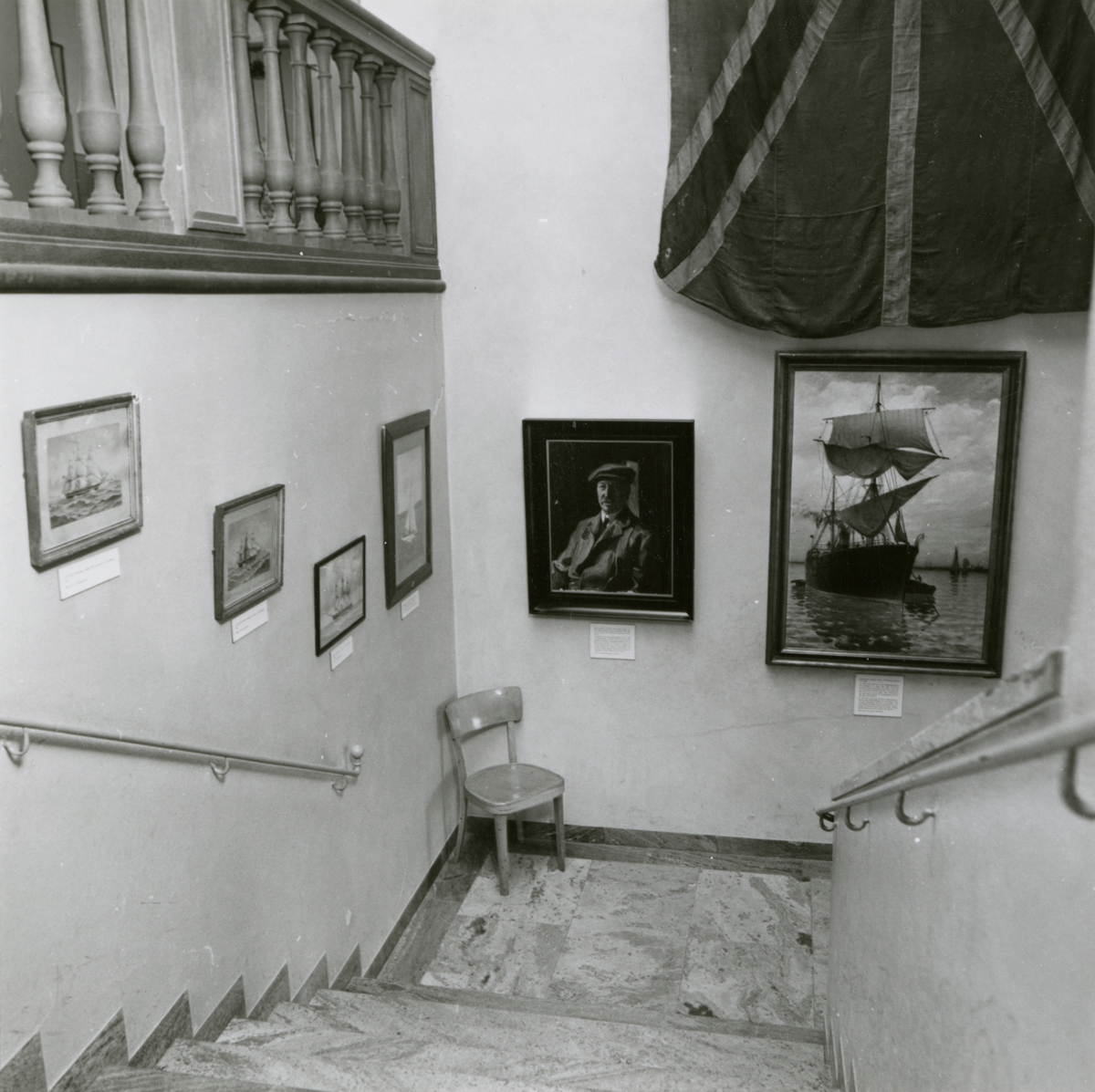 Utställningen "Nyförvärv 1965–1966". Konst i trapphuset.