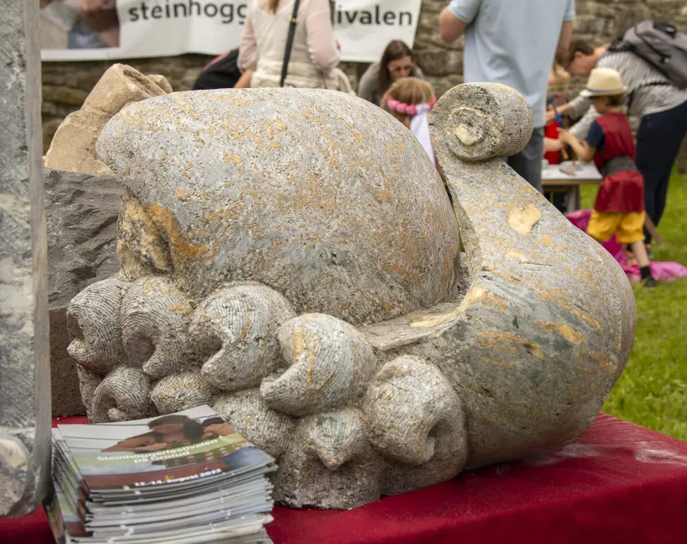 Hogget steinskulptur av et vikingskip