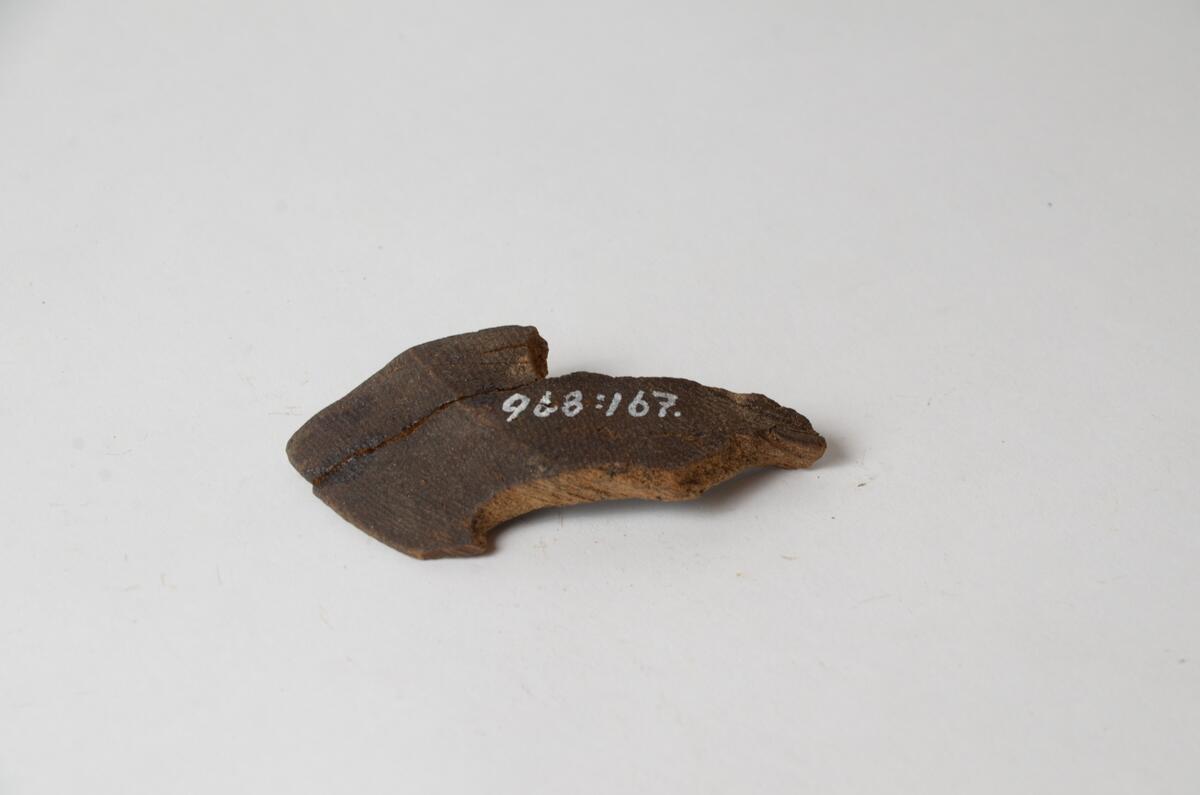 Fragment av träskål i två delar, ihoplimmad.