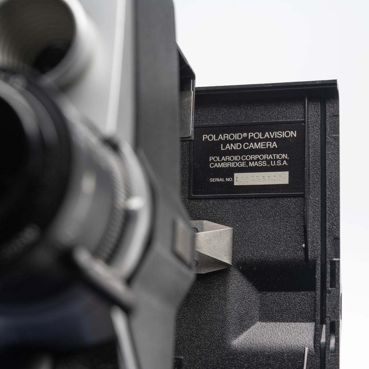Batteridrevet Super 8 instant filmkamera. Polaroid filmkasettene holdt 2 min. og 40 sek. film. Filmen ble fremkalt til positiv i avspiller/fremkaller.
Polaroid f1.8/12.5-24mm manuell zoom objektiv. To fokusposisjoner 6`-15`, 15`- uendelig.