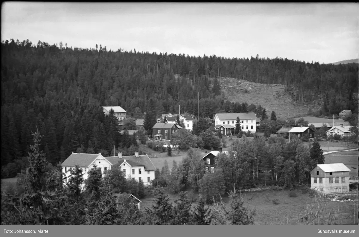 Tre bilder från samma tillfälle, tagna från Fjolsta mot Lucksta. Byggnader som syns är bland annat: Lucksta skola, gården Kullen, Jan-Knutsgården och dåvarande baptistkapellet.