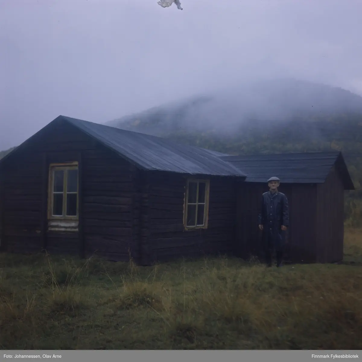 Foto av ukjent mann ved siden av en hytte. På fjellet i bakgrunnen kan man se bjørkeskog, antagelig i Finnmark 

Informant: Faren til Gustav Kålstørm?

Foto trolig tatt på 1960/70-tallet