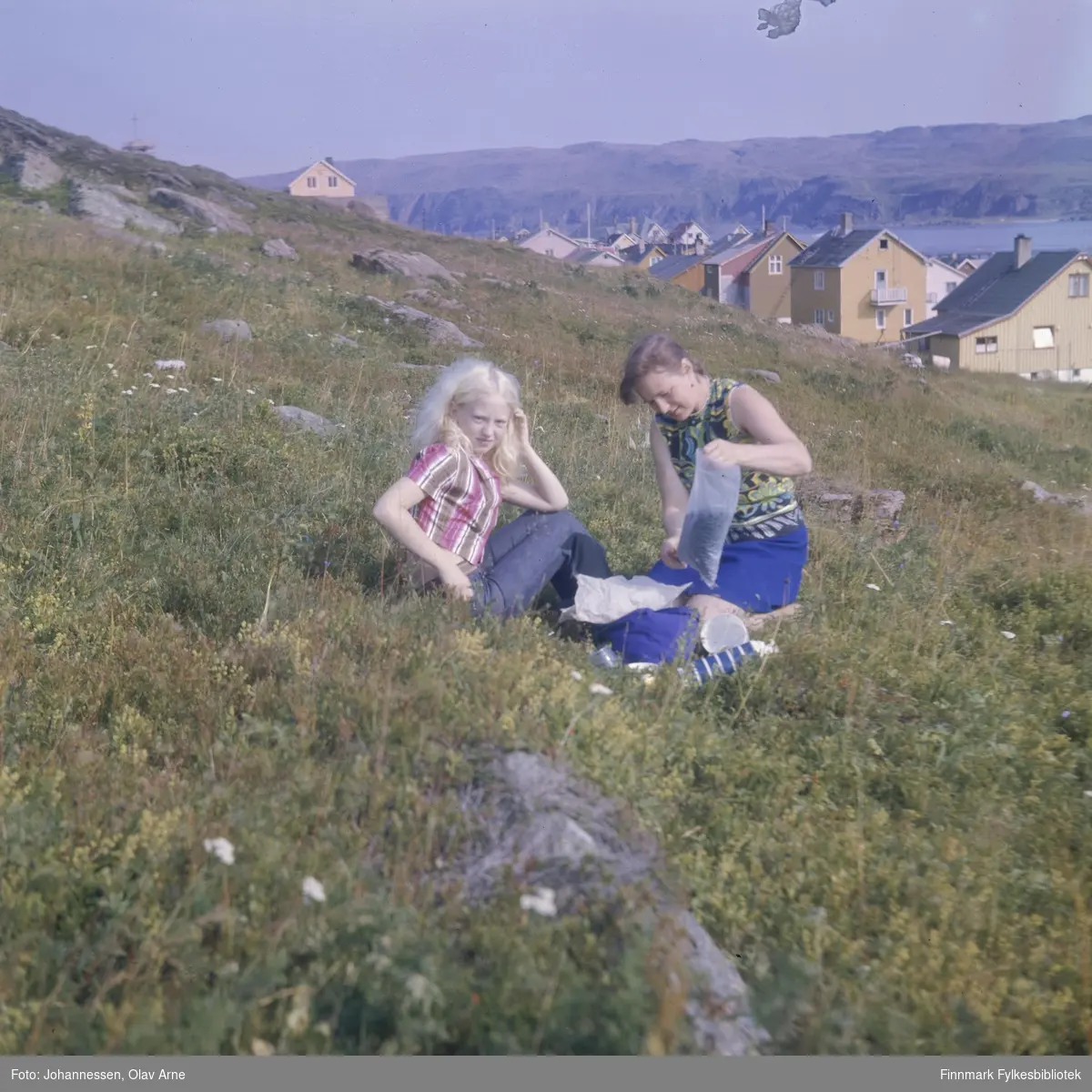 Foto av blåbærplukkere

Mor og datter, Borghild og Nora Sandberg

I bakgrunnen kan man se skolegata i Båtsfjord

Foto trolig tatt på 1960/70-tallet