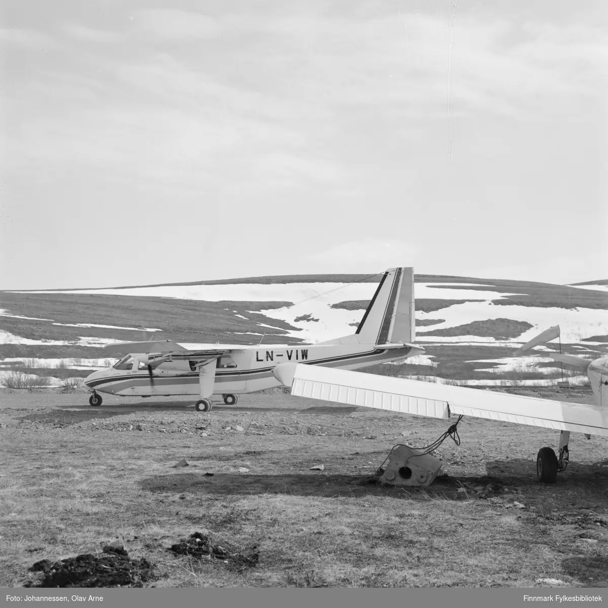Islander tilhørende Nordving på flyplassen i Båtsfjorddalen


Flyet til venstre har teskten "Ln-VIW" skrevet på siden 