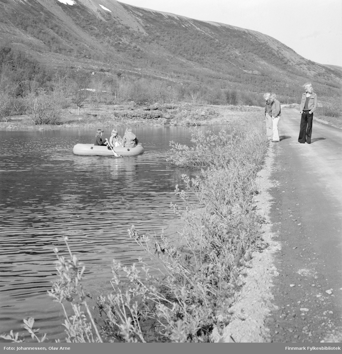 Foto av barn i gummibåt 

Ytterst til høyre Per Arnt Nilsen
