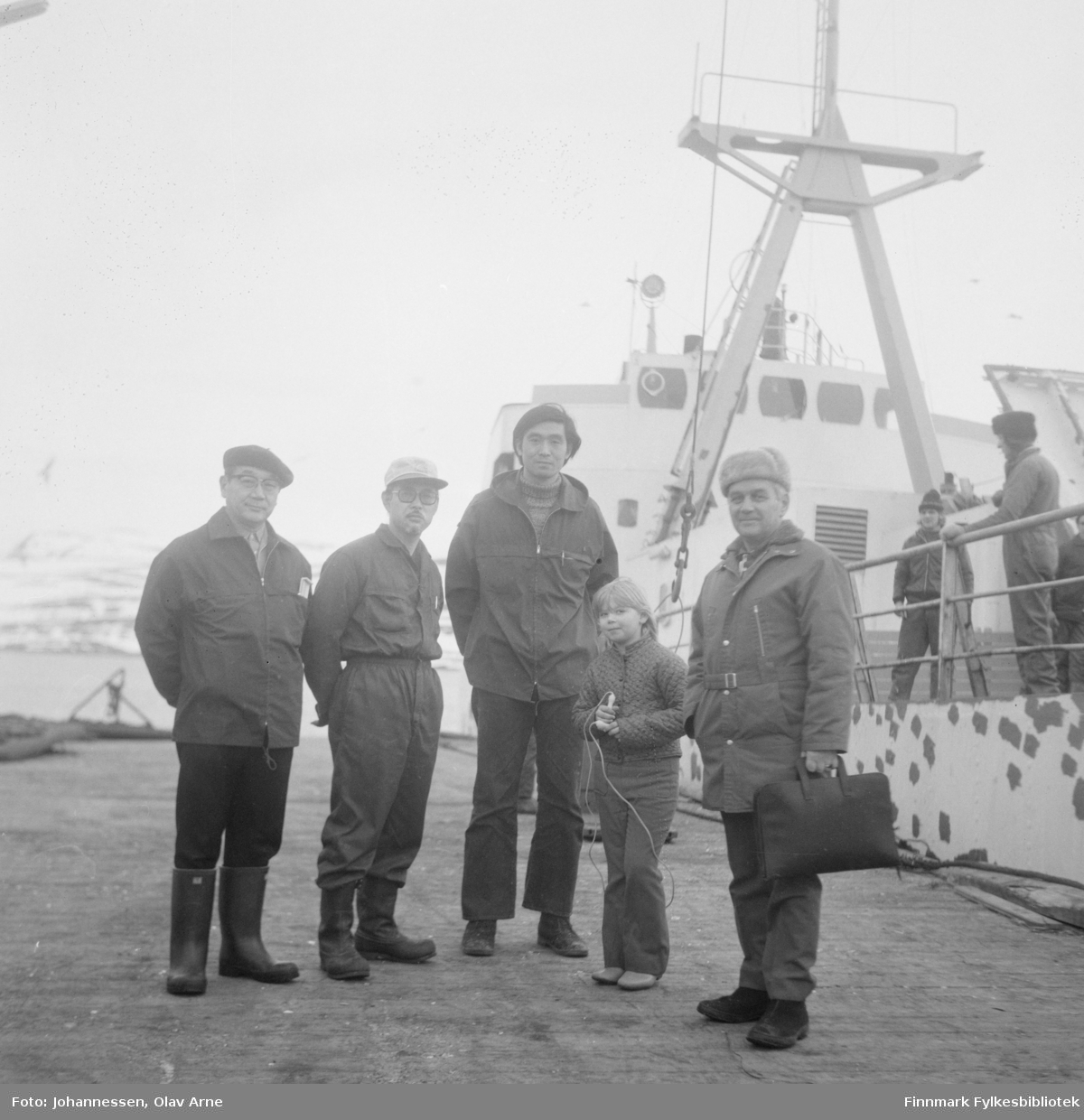 Loddetid i Båtsfjord med japanske handelsmenn/mannskap på besøk 

Foto trolig tatt på tidlig 1970-tallet
