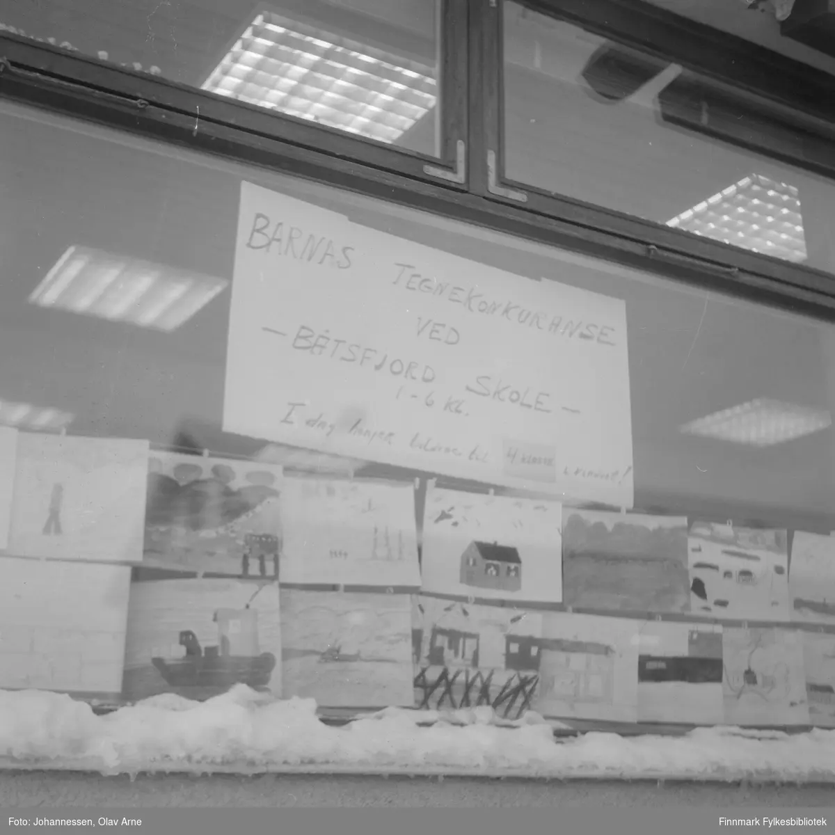 Tegnekonkurranse i Fiskernes Bank i Båtsfjord, Hindberggata 19

På plakaten står det skrevet: Barnas tegnekonkuranse ved Båtsfjord skole 1 - 6 kl. I dag henger bildene til 4. klasse i vinduet!