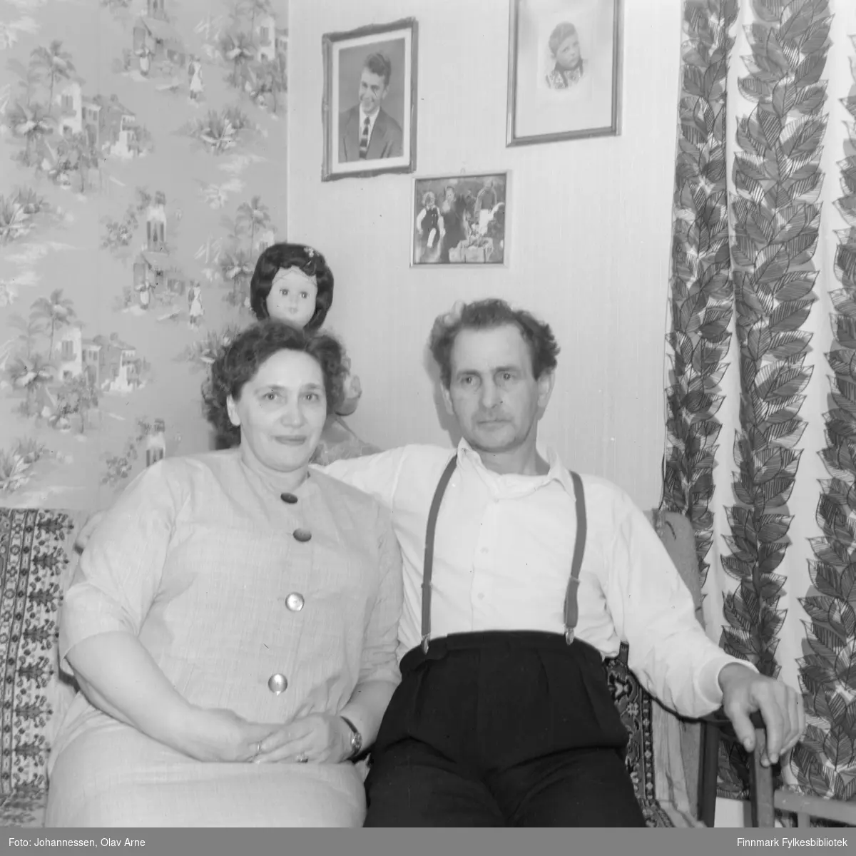 Hildur M. "Løva" ( 1917 - 2009) og Hans T. S. Hansen (1909 - 1970) hjemme hos dem i Schirmers veg 3. Sønnen hennes på veggen i ramme Roger til venstre og deres sønn Åge Roar til høyre.

Foto trolig tatt på 1960-tallet, før 1970 da Hans døde