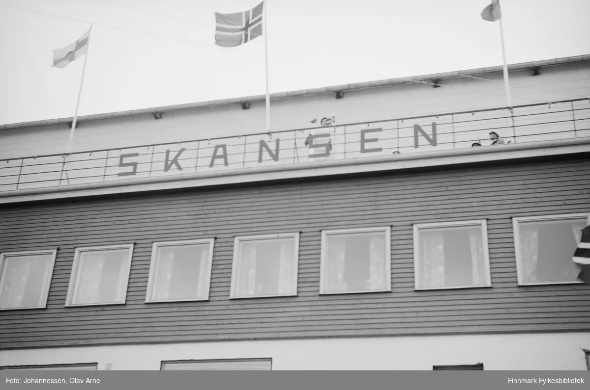 Foto av Skansen i Båtsfjord på 1970-tallet

Skansen var på et privateid bygg som ble bruk til blant annet feiring av ulike anledninger 