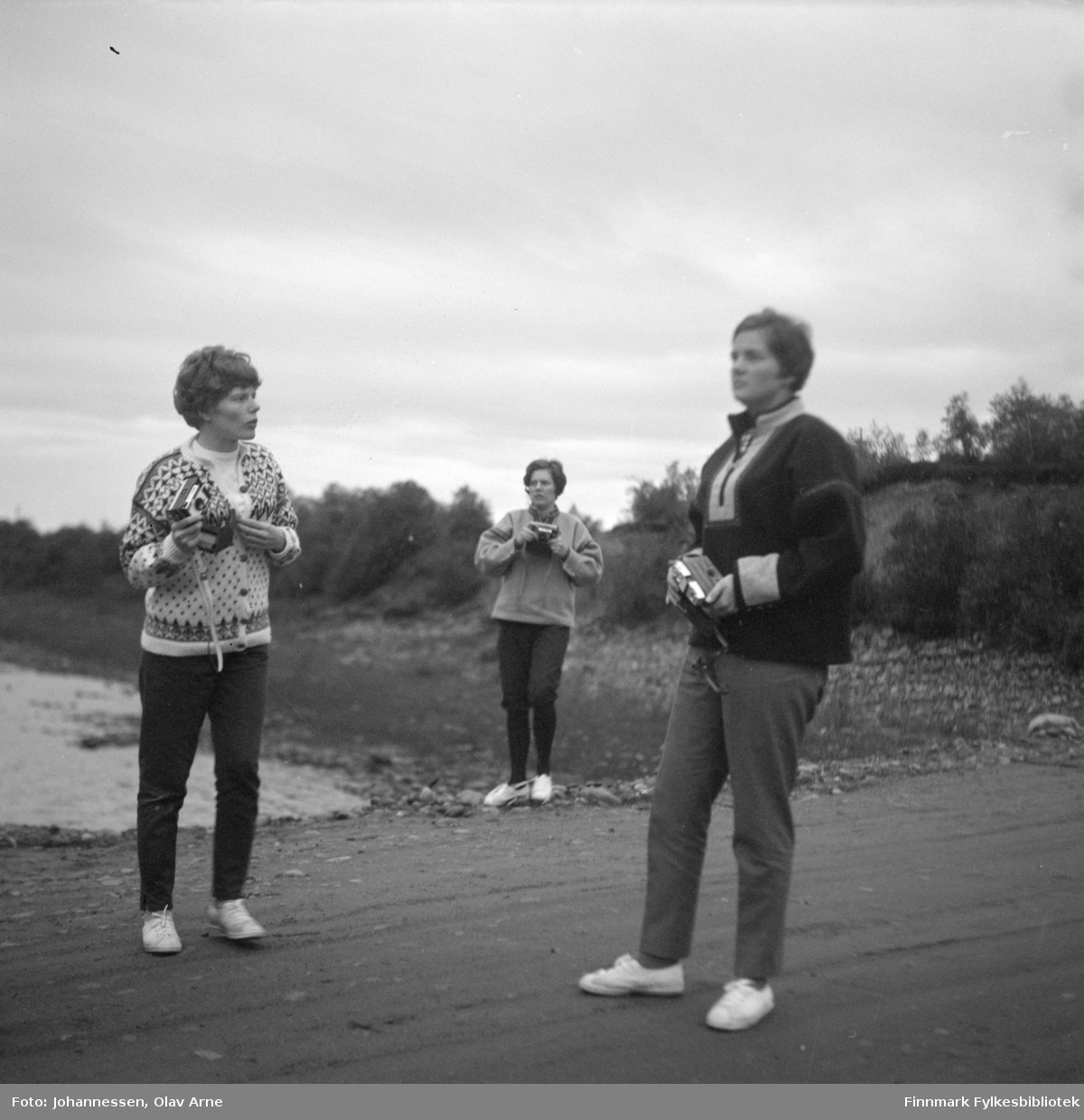 Foto av tre ukjente kvinner med fotoapparat

Kvinnene har med seg et slags pocket kamera 1960-talls modell

Foto av ukjent sted

Foto trolig tatt på1970-tallet