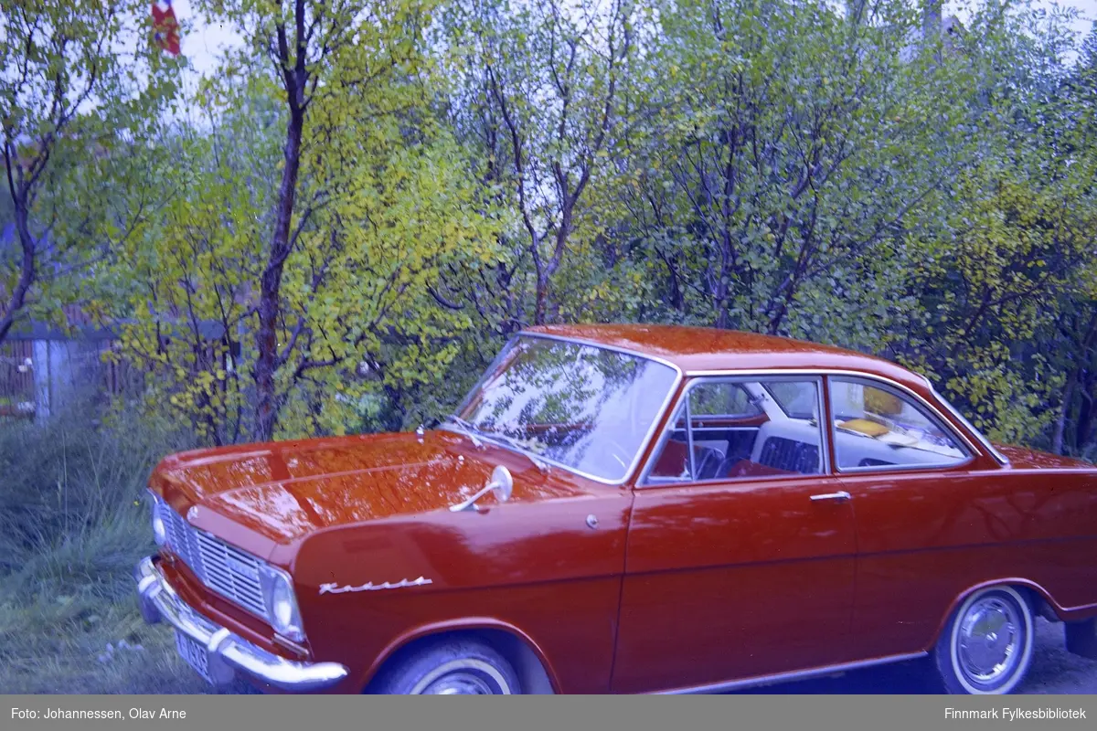 Bilen tilhørte maler/fotograf Olav Johannessen. Modell Opel kadett coupe

Skiltnummer Y- 7935