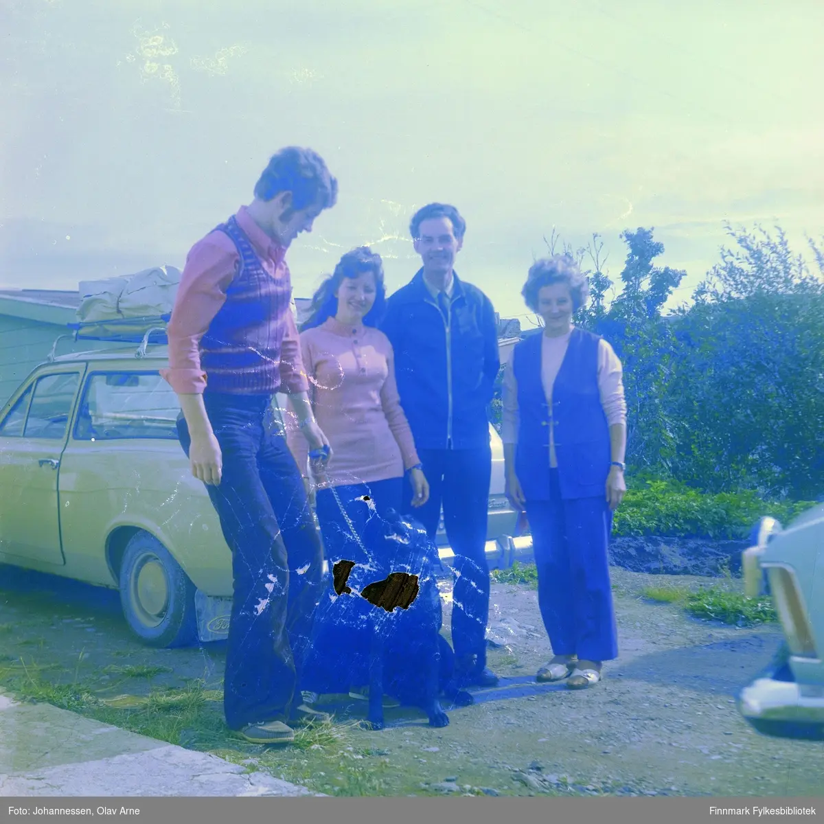 Ukjent familie med hund 

Trolig tatt på 1960/70-tallet