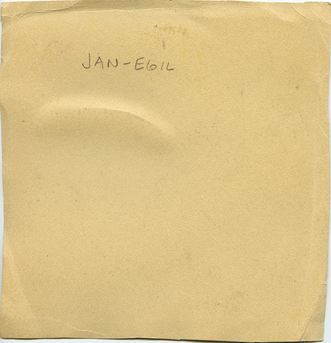 Femåringen Jan-Egil smiler stort mens han kjærer sin tråbil på Fuglenesveien i 1944.