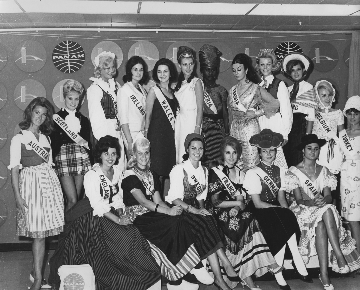 Siv Åberg tillsammans med tävlande från andra länder. Alla iklädda folkdräkt i samband med Miss Universum-tävlingen i Miami 1964.