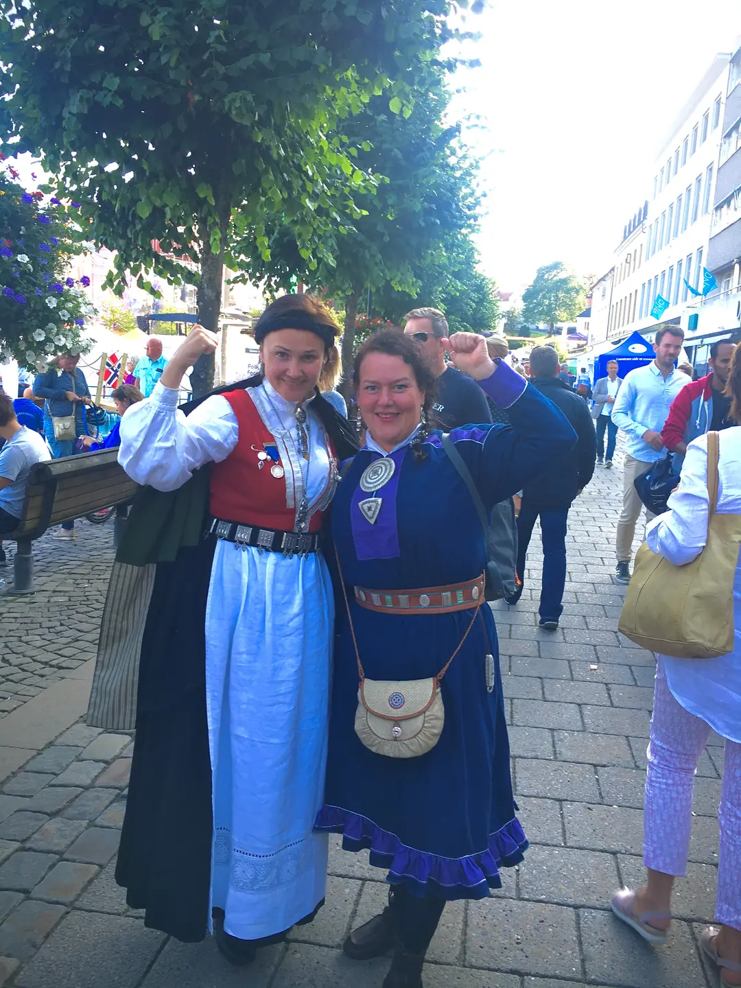 Geriljaleder Solvik møter sametingspresident Silje Karine Muotka under Arendalsuka. De står samlet med hver sin hånd opp i en knyttneve.