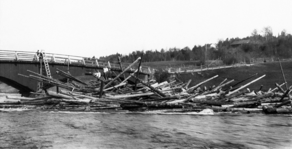 Tømmerhaug ved brukaret på Melåsbrua over elva Heddøla i Notodden