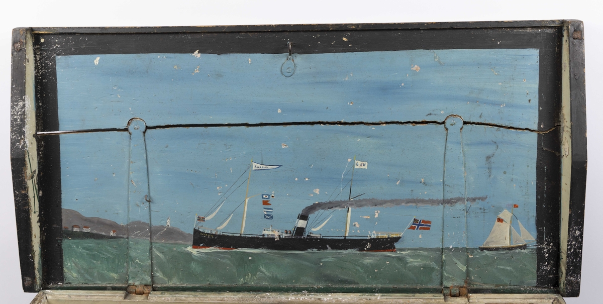 Maleri i kistelokk av DS BJØRGVIN under fart. ser en mindre seilskute for fulle seil i bakgrunn. Til venstre i motivet sees bygninger på land samt fyrtårn i bakgrunn.