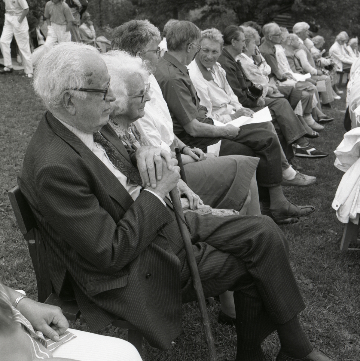 Publiken sitter i rader under Lärkadagen på Sollerön den 21 juli 1990.
