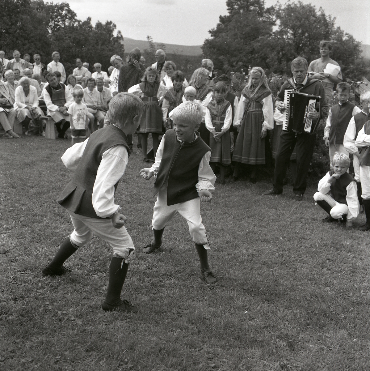 Två pojkar dansar armkroksdans inför publik vid Lärkadagen på Sollerön den 21 juli 1990.