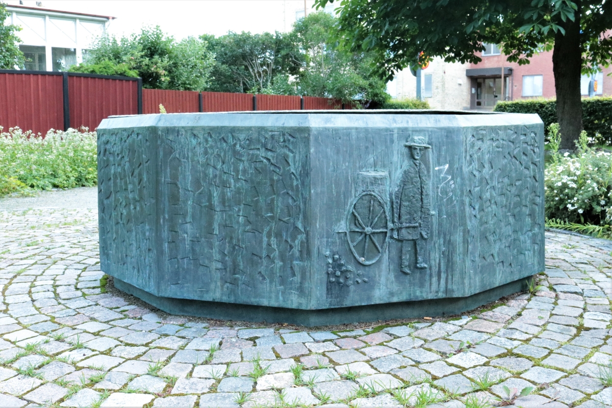 Konstverk i brons av K G Lindholm, vid Mästermans källa, intill Vasagatan.
