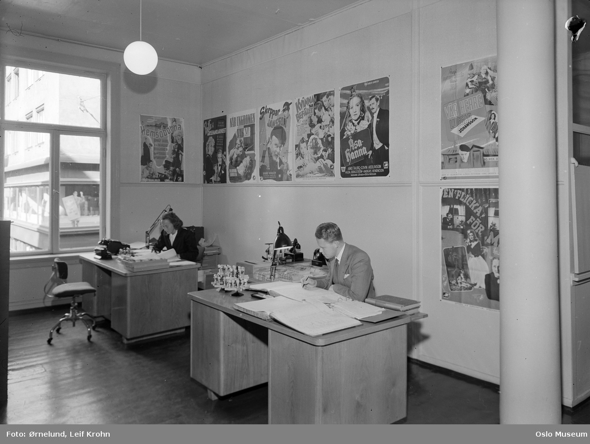 Fotorama filmutleiebyrå, interiør, kontor, skrivebord, mann, kinoplakater