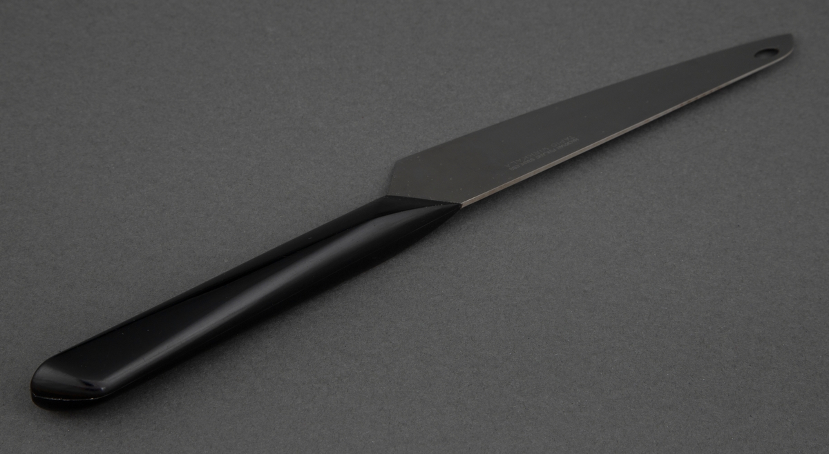 Kjøkkenkniv i rustfritt stål med svart, kantete nylonskaft. Skaftet er festet skrått til bladet. Utstanset oval øverst i knivbladet for oppheng.