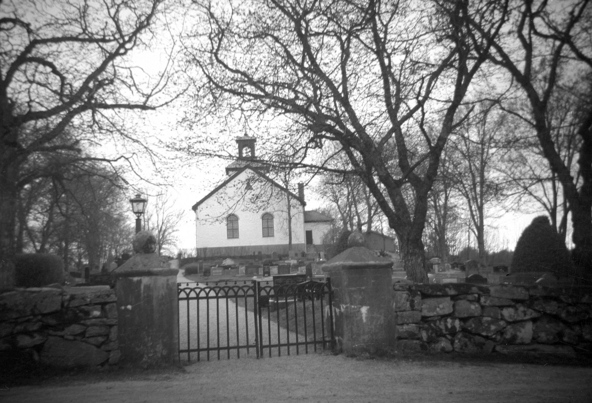 Myckleby kyrka och kyrkogård.