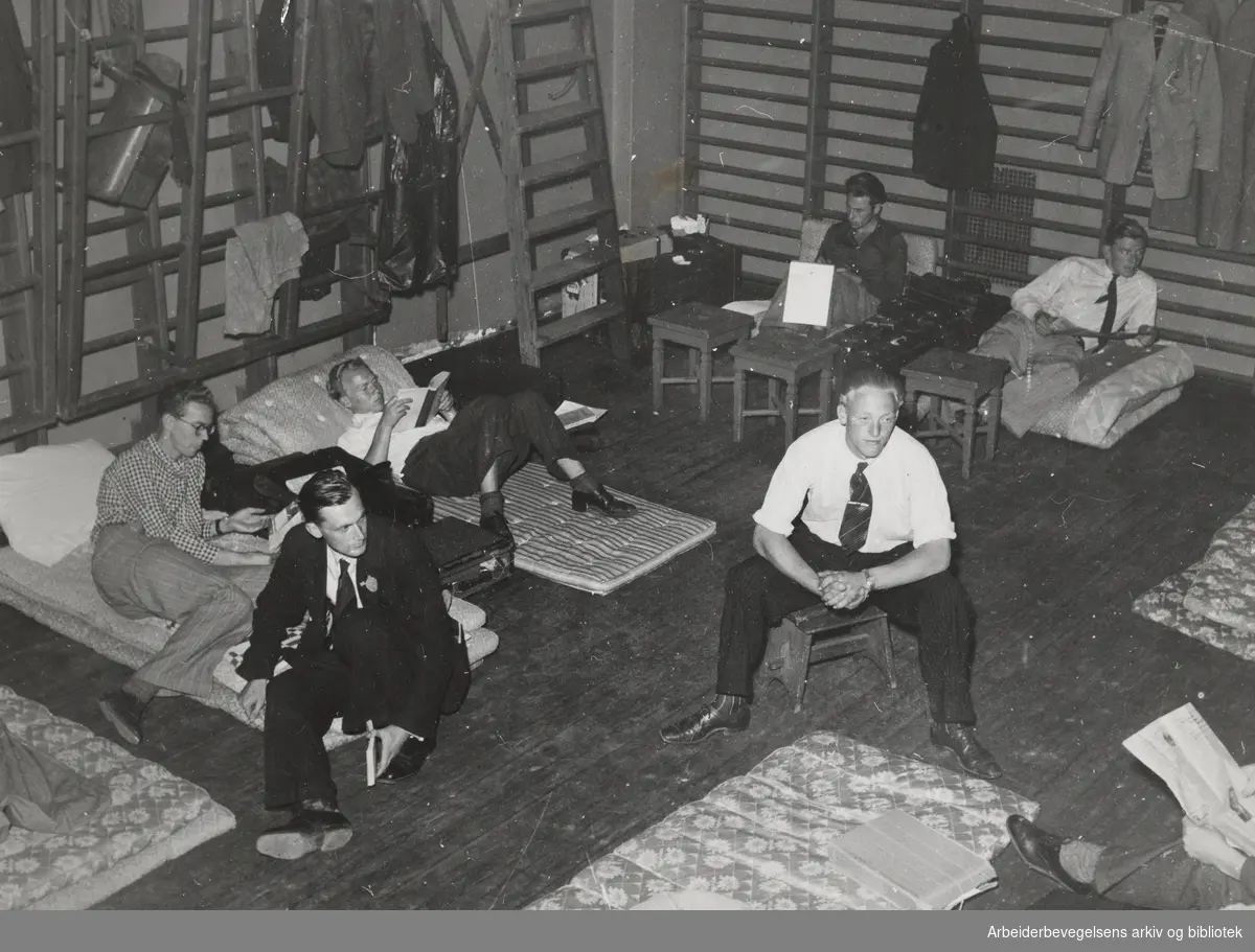 Bolignød i Oslo etter krigen. Oppgjørskontoret anviste ledige, beslaglagte leiligheter. Tilreisende studenter ble innkvartert i gymnastikksaler, hvor de fikk soveplass på gulvene. Høsten 1945.