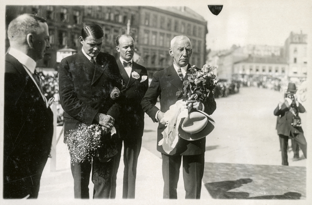 Roald Amundsen på Honnørbrygga etter å ha mottatt blomster (Bilde 1) - Roald Amundsens ankomst til Oslo med S/S "Bergensfjord" efter "Norge"s færden over Polen - 16. juli 1926.